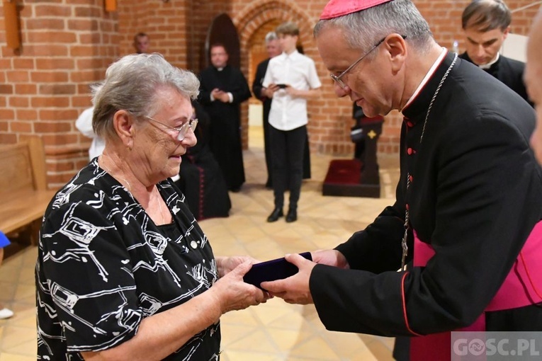 Bp Tadeusz Lityński wręczył diecezjalne odznaczenia dla świeckich