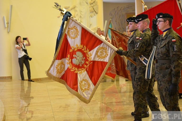 Męskie świadectwo z różańcem w ręku na ulicach Międzyrzecza