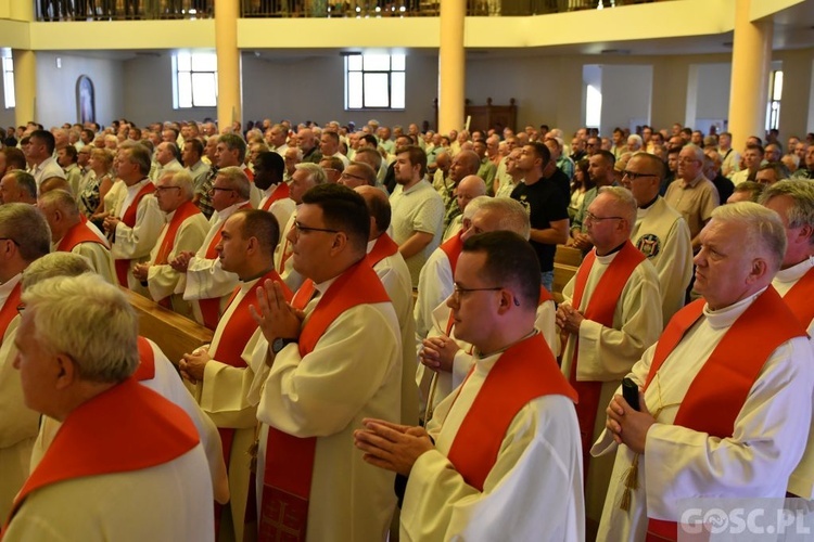 Męskie świadectwo z różańcem w ręku na ulicach Międzyrzecza