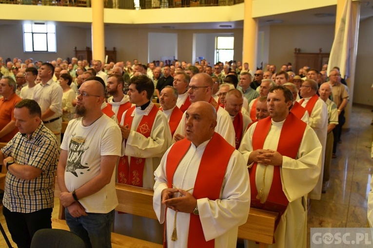 Męskie świadectwo z różańcem w ręku na ulicach Międzyrzecza