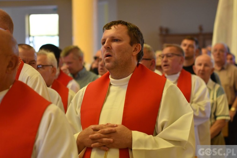 Męskie świadectwo z różańcem w ręku na ulicach Międzyrzecza