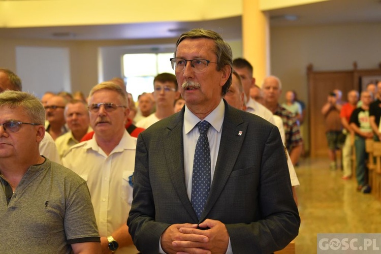 Męskie świadectwo z różańcem w ręku na ulicach Międzyrzecza