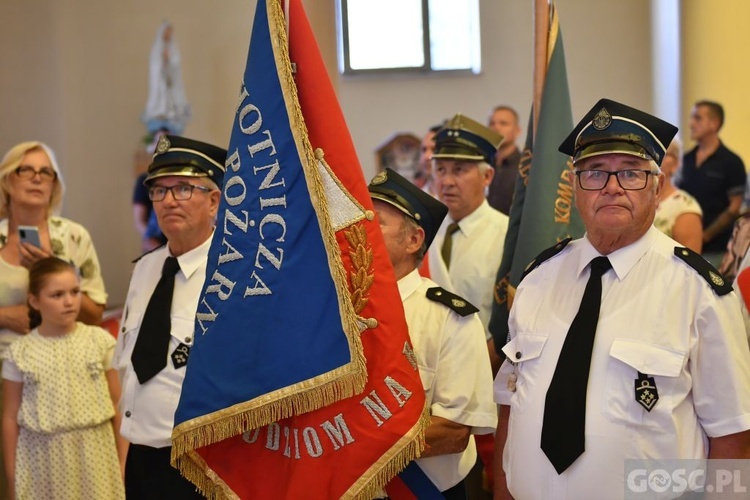 Męskie świadectwo z różańcem w ręku na ulicach Międzyrzecza