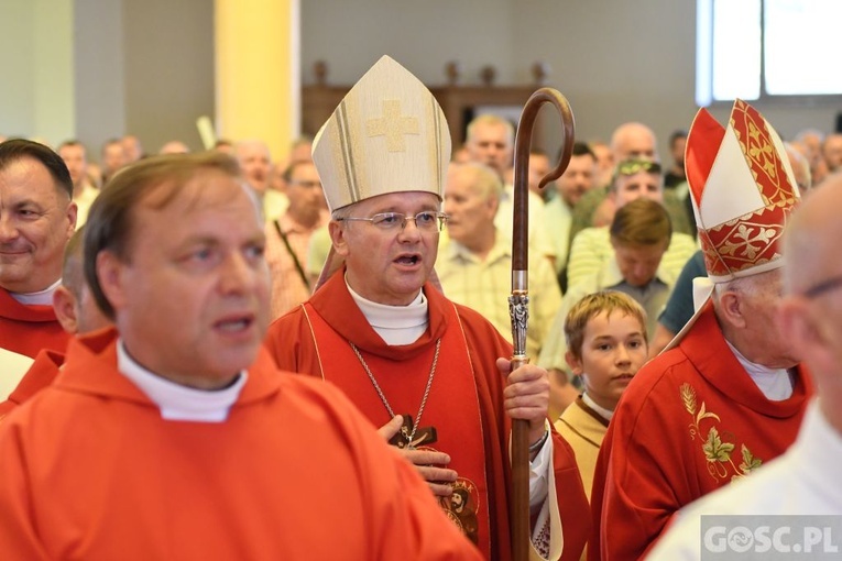 Męskie świadectwo z różańcem w ręku na ulicach Międzyrzecza