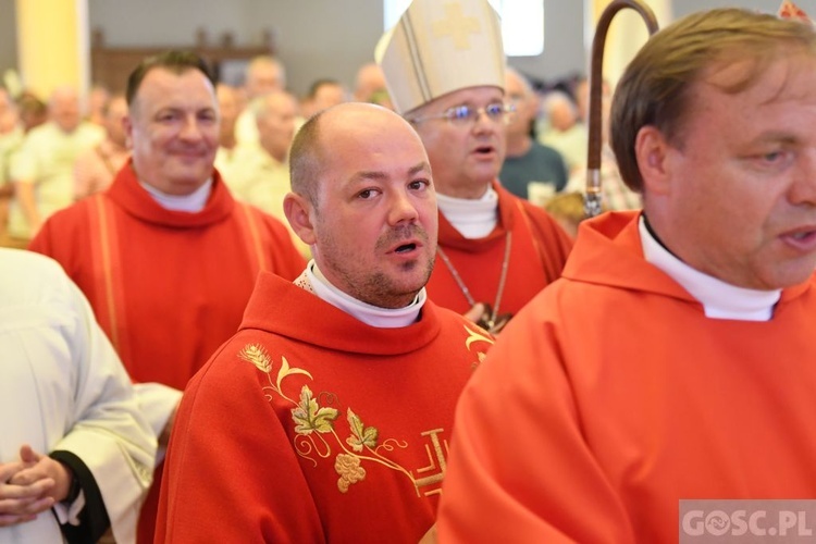 Męskie świadectwo z różańcem w ręku na ulicach Międzyrzecza