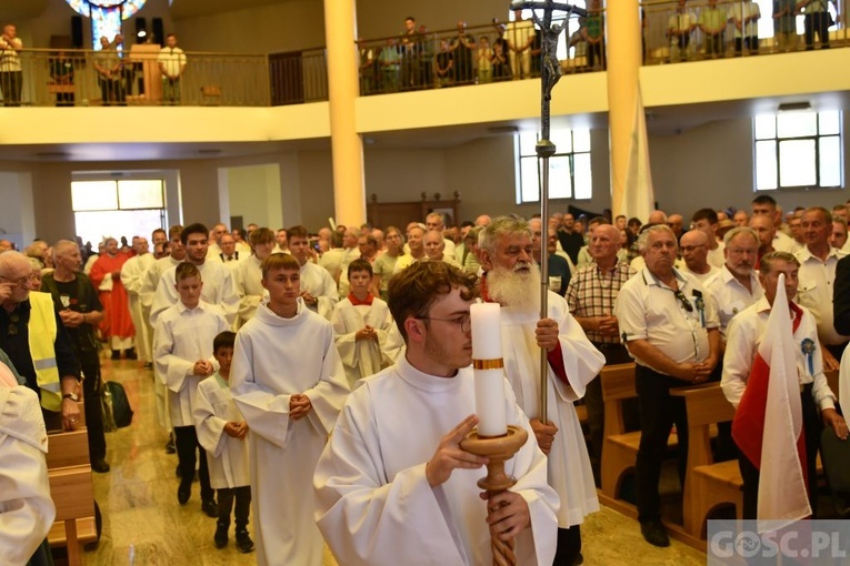 Męskie świadectwo z różańcem w ręku na ulicach Międzyrzecza