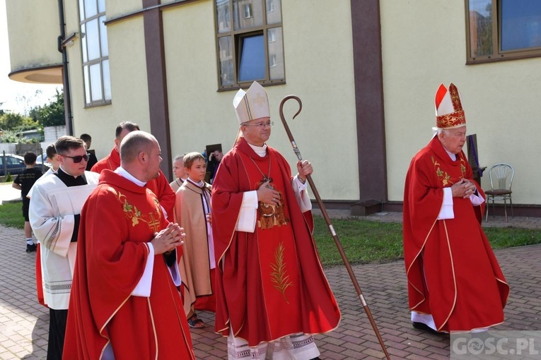 Męskie świadectwo z różańcem w ręku na ulicach Międzyrzecza