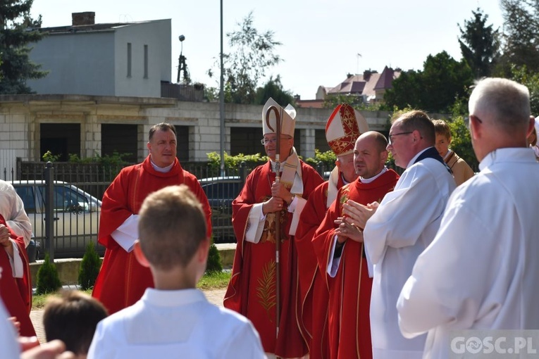 Męskie świadectwo z różańcem w ręku na ulicach Międzyrzecza
