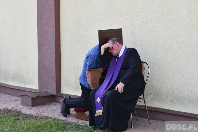 Męskie świadectwo z różańcem w ręku na ulicach Międzyrzecza