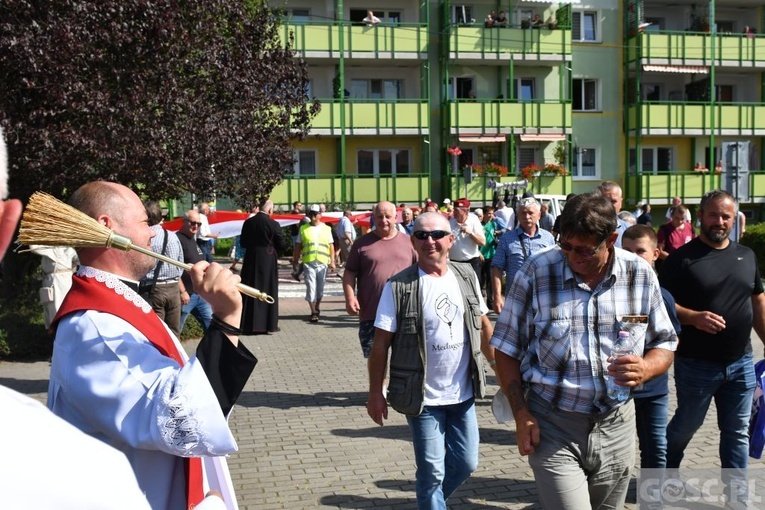 Męskie świadectwo z różańcem w ręku na ulicach Międzyrzecza