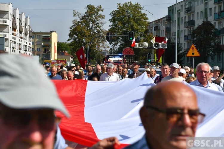 Męskie świadectwo z różańcem w ręku na ulicach Międzyrzecza