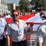 Męskie świadectwo z różańcem w ręku na ulicach Międzyrzecza