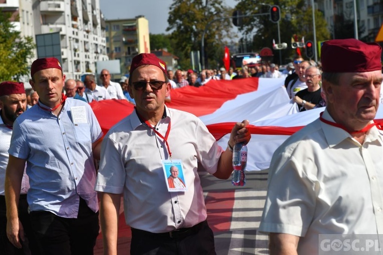 Męskie świadectwo z różańcem w ręku na ulicach Międzyrzecza