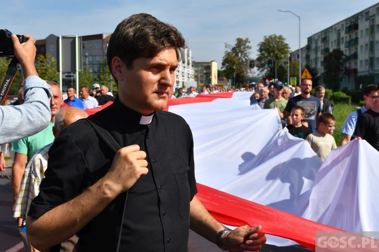 Męskie świadectwo z różańcem w ręku na ulicach Międzyrzecza