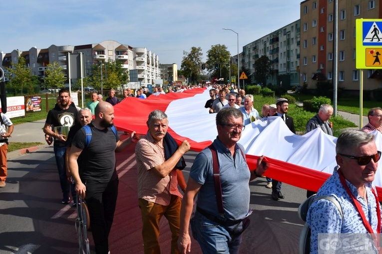 Męskie świadectwo z różańcem w ręku na ulicach Międzyrzecza