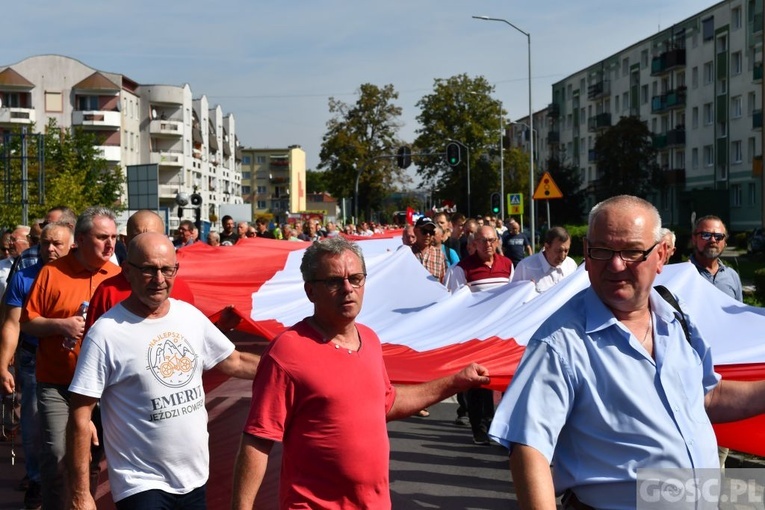 Męskie świadectwo z różańcem w ręku na ulicach Międzyrzecza