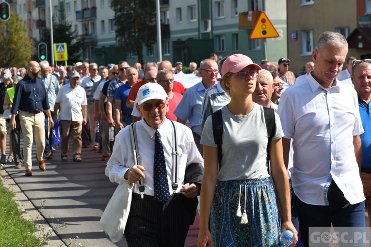 Męskie świadectwo z różańcem w ręku na ulicach Międzyrzecza