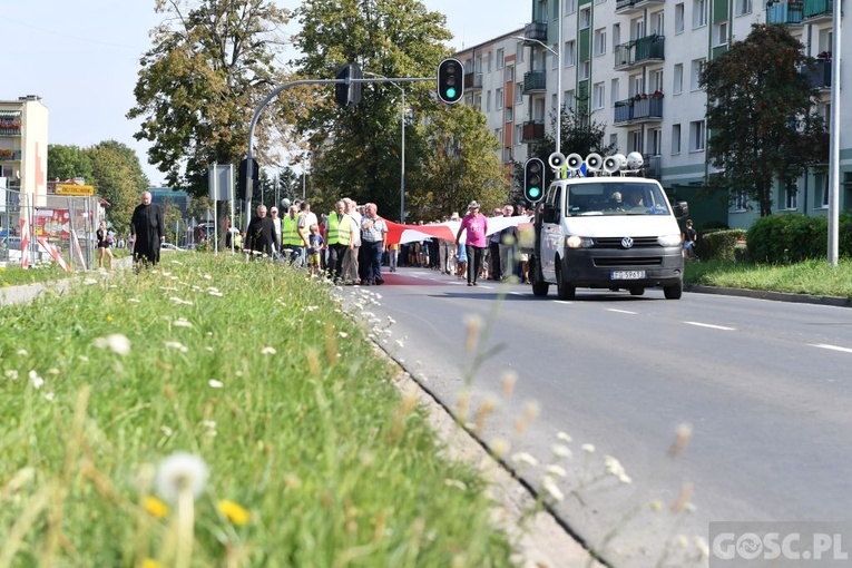 Męskie świadectwo z różańcem w ręku na ulicach Międzyrzecza