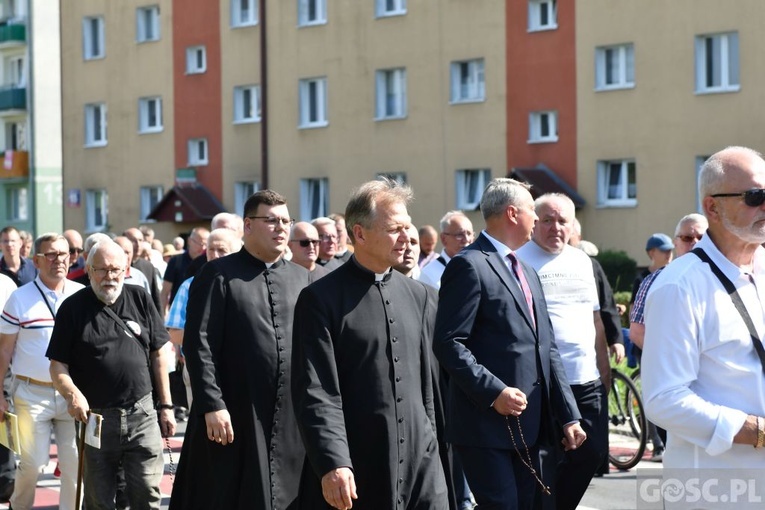 Męskie świadectwo z różańcem w ręku na ulicach Międzyrzecza