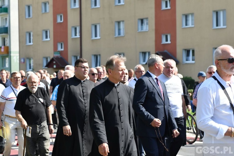 Męskie świadectwo z różańcem w ręku na ulicach Międzyrzecza