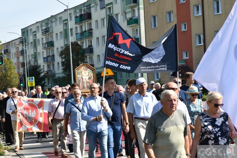 Męskie świadectwo z różańcem w ręku na ulicach Międzyrzecza