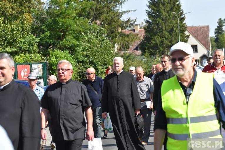 Męskie świadectwo z różańcem w ręku na ulicach Międzyrzecza