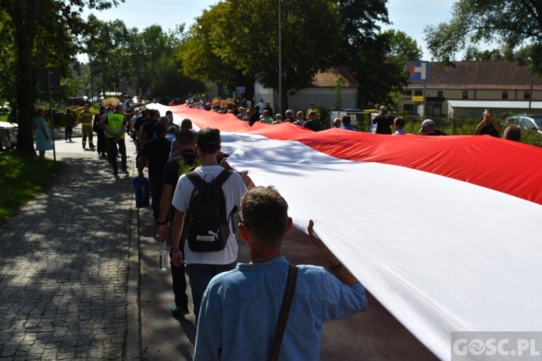 Męskie świadectwo z różańcem w ręku na ulicach Międzyrzecza