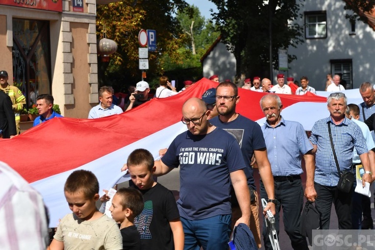 Męskie świadectwo z różańcem w ręku na ulicach Międzyrzecza