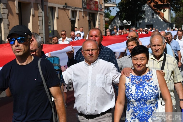 Męskie świadectwo z różańcem w ręku na ulicach Międzyrzecza