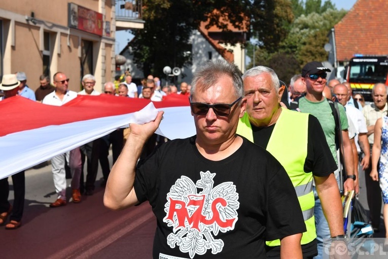 Męskie świadectwo z różańcem w ręku na ulicach Międzyrzecza