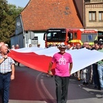 Męskie świadectwo z różańcem w ręku na ulicach Międzyrzecza