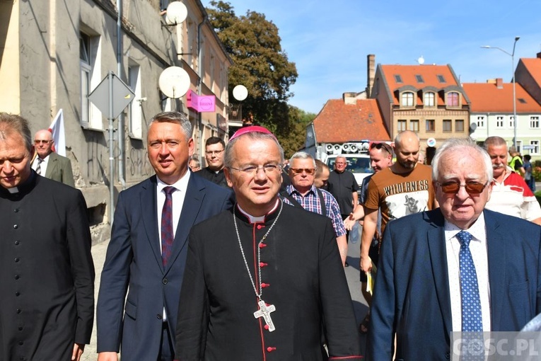 Męskie świadectwo z różańcem w ręku na ulicach Międzyrzecza