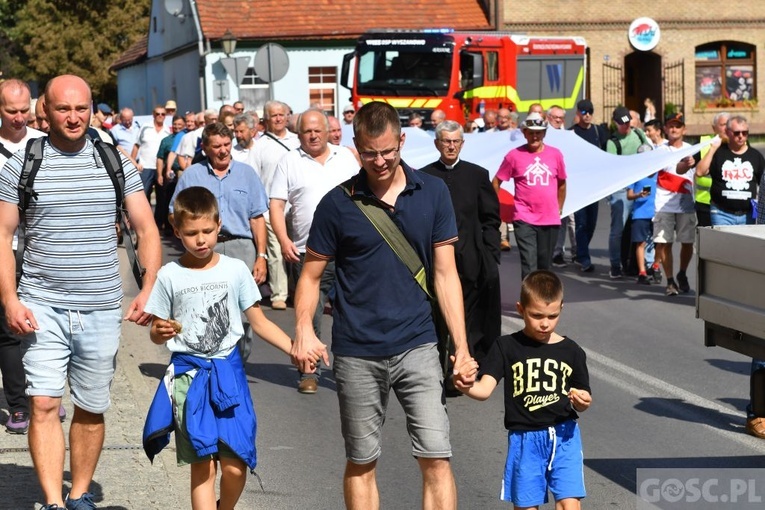 Męskie świadectwo z różańcem w ręku na ulicach Międzyrzecza