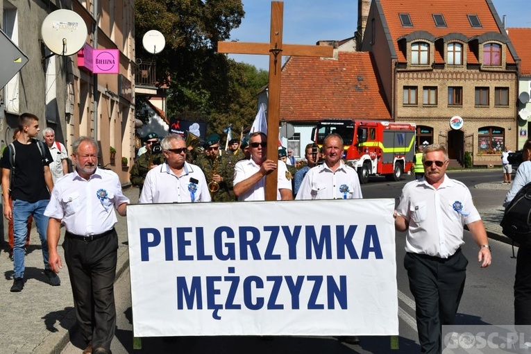 Męskie świadectwo z różańcem w ręku na ulicach Międzyrzecza