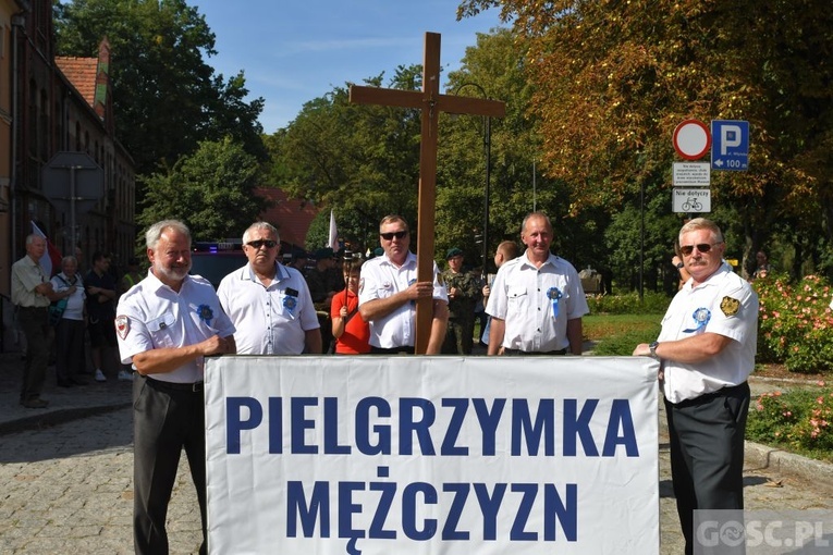 Męskie świadectwo z różańcem w ręku na ulicach Międzyrzecza