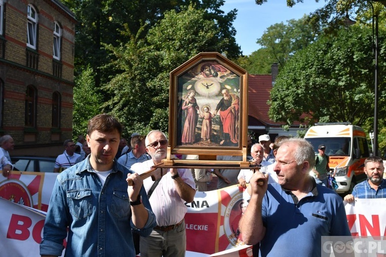 Męskie świadectwo z różańcem w ręku na ulicach Międzyrzecza