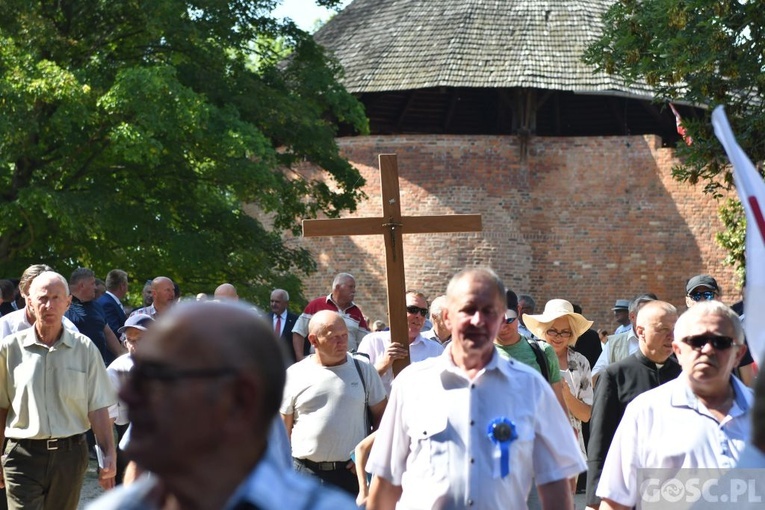 Męskie świadectwo z różańcem w ręku na ulicach Międzyrzecza