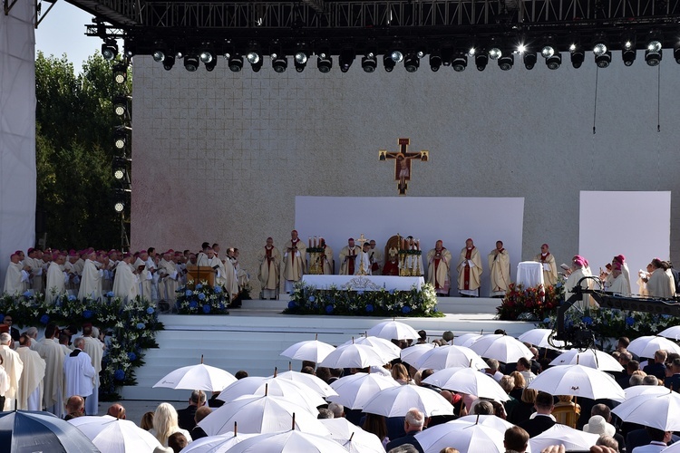 Beatyfikacja rodziny Ulmów w Markowej - pielgrzymi z całej Polski na Mszy św.