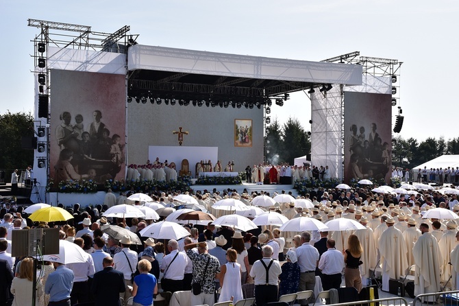 Beatyfikacja rodziny Ulmów w Markowej - pielgrzymi z całej Polski na Mszy św.