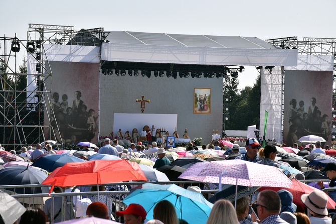 Beatyfikacja rodziny Ulmów w Markowej - pielgrzymi z całej Polski na Mszy św.