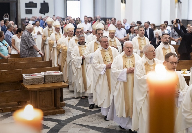 100 lat „Gościa Niedzielnego” – Msza św. w katowickiej archikatedrze, cz. I