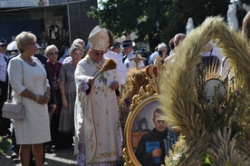 Biskup Roman poświęcił dożynkowe wieńce przyniesione do sanktuarium z okolicznych parafii.