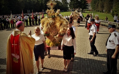 W procesji z darami niesiono wieńce dożynkowe.