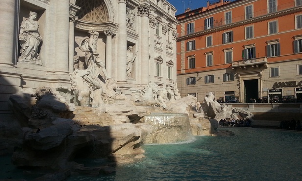 Kolejne dwie turystki kąpią się w Fontannie di Trevi