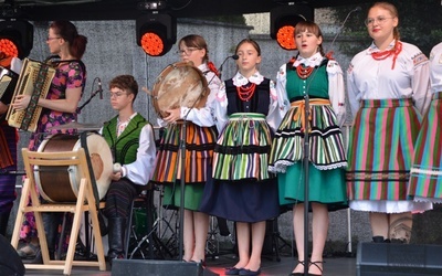 Pierwsi zaprezentowali się na scenie młodzi uczestnicy warsztatów muzycznych.