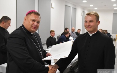 Dekanalni duszpasterze młodzieży spotkali się z biskupem w Rokitnie