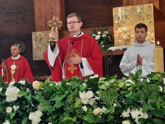 Takie jest znaczenie Krzyża: kochać i w pokorze służyć