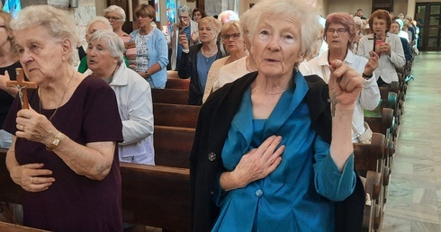 Takie jest znaczenie Krzyża: kochać i w pokorze służyć