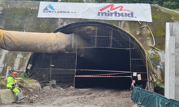 Śląskie. Górnicy przebili drugą nawę 900-metrowego tunelu w Ciścu w ciągu drogi S1