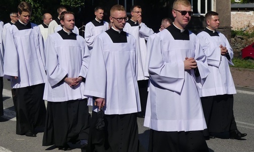 Procesja na most Wolności na Olzie w Cieszynie.